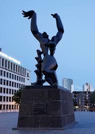 Skulpturen Den ødelagte by