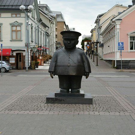 Toripolliisi-statuen