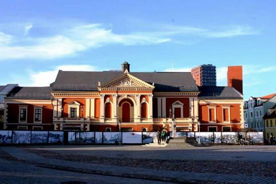 Annie of Tharau Fountain